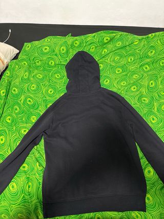 Sudadera con capucha negra