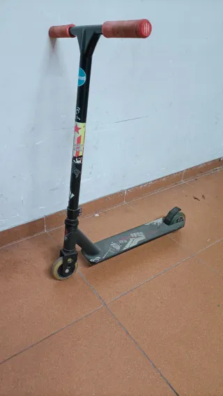 Patinete Scooter Negro con Puños Rojos