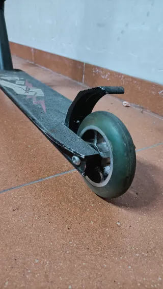 Patinete Scooter Negro con Puños Rojos