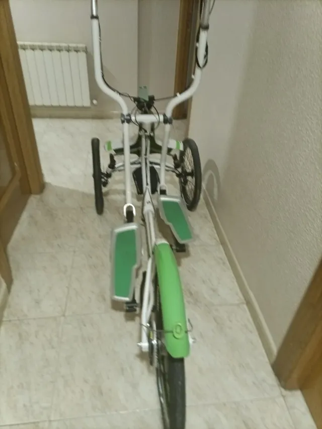 Bicicleta elíptica blanca y verde