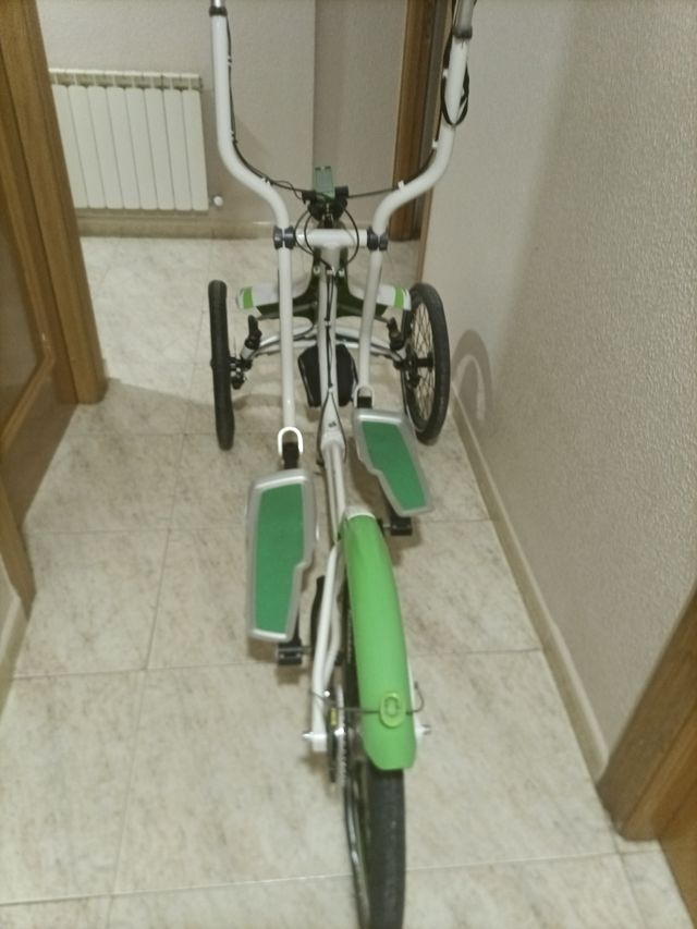 Bicicleta elíptica blanca y verde