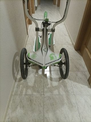 Bicicleta elíptica blanca y verde