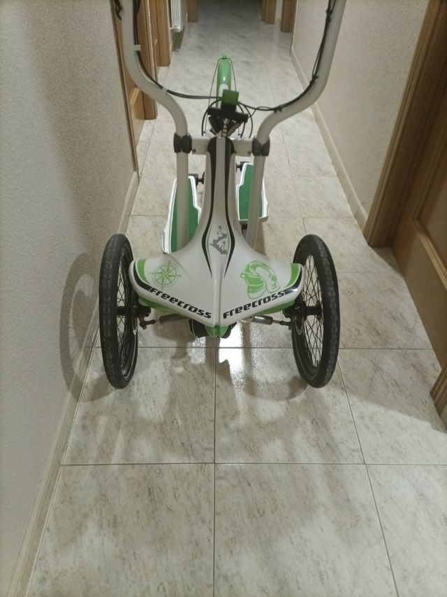 Bicicleta elíptica blanca y verde