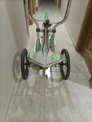 Bicicleta elíptica blanca y verde