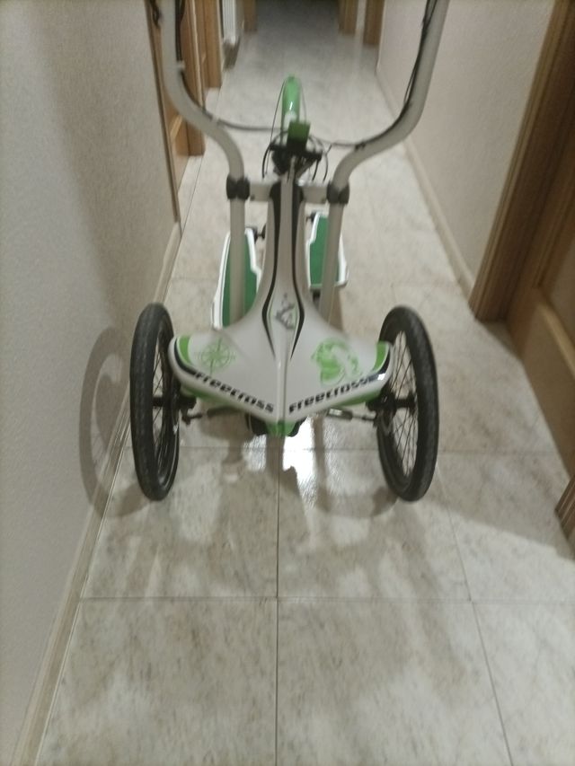 Bicicleta elíptica blanca y verde