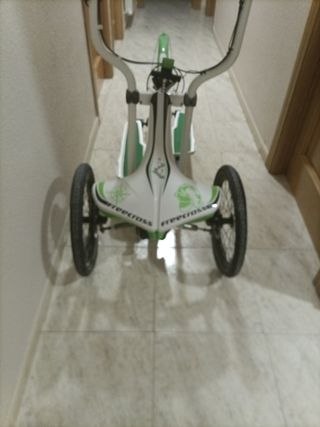 Bicicleta elíptica blanca y verde