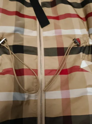 Cazadora de cuadros beige y roja y negra