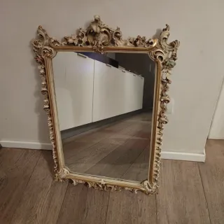 Specchio con cornice barocca dorata