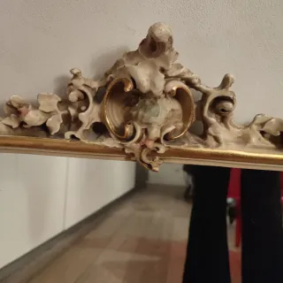 Specchio con cornice barocca dorata