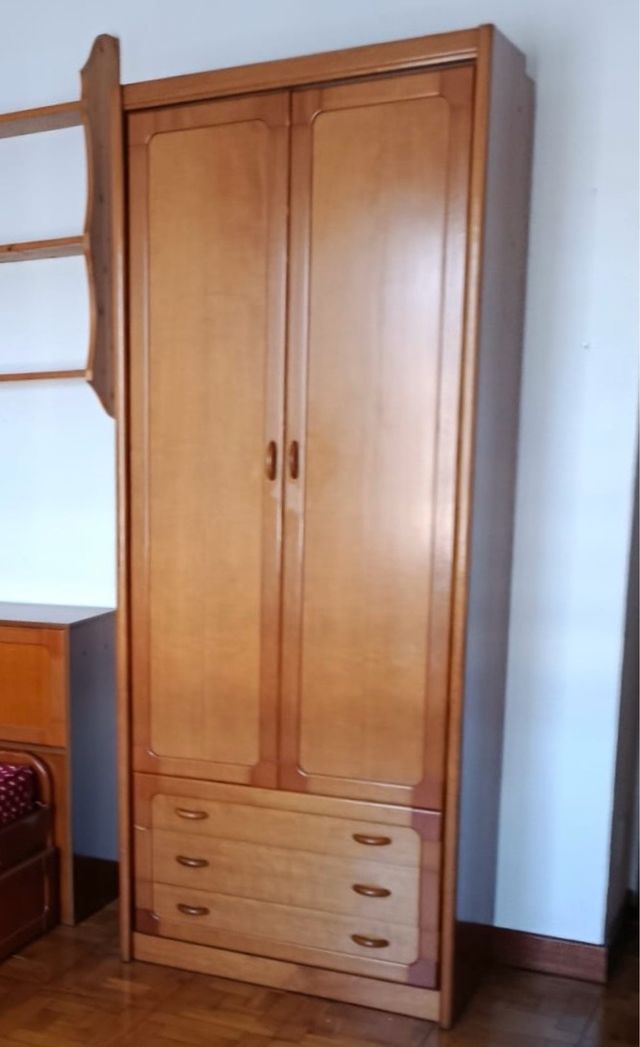 Armario de madera con cajones