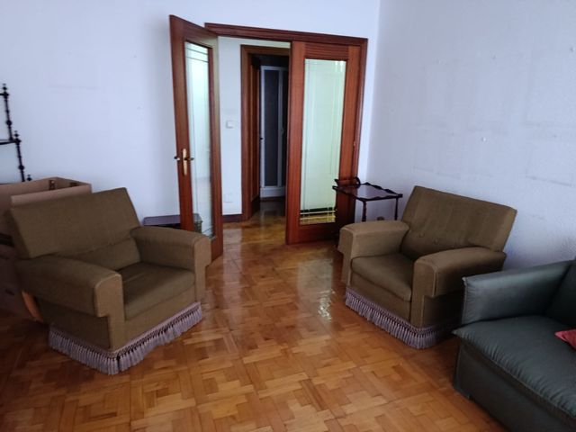 2 Sillones de tela y madera