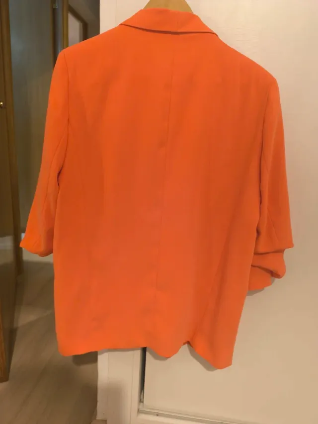 Blazer Zara Naranja Talla L no tiene botones