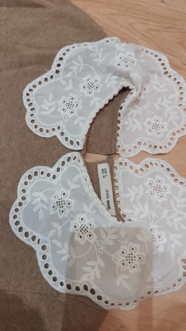 Jersey beige con cuello babydoll