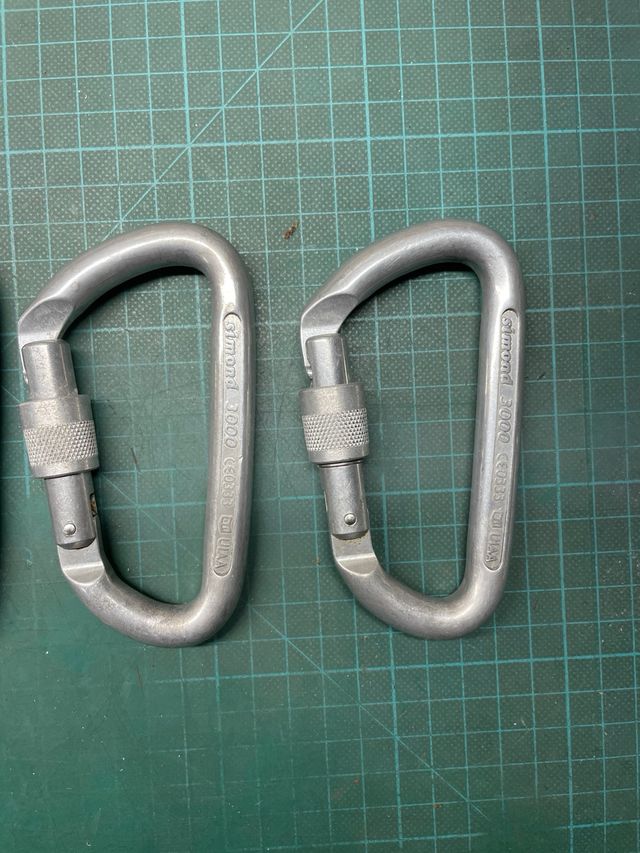 Descensor 8 y 3 mosquetones seguridad