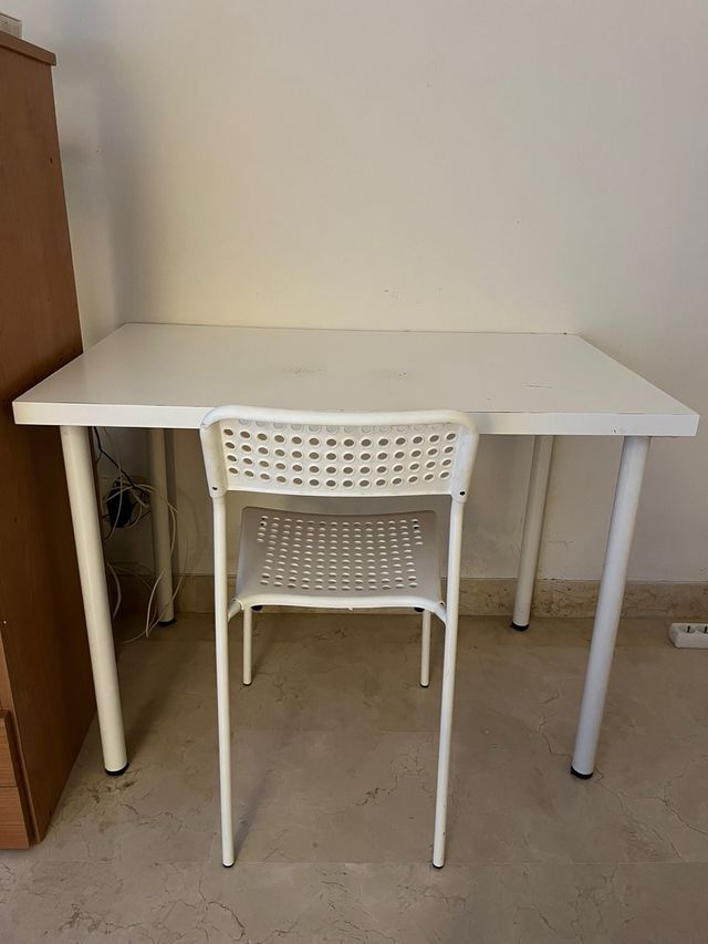 Escritorio y 2 Sillas Metálicas Blancas