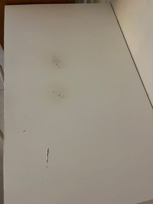 Escritorio y 2 Sillas Metálicas Blancas