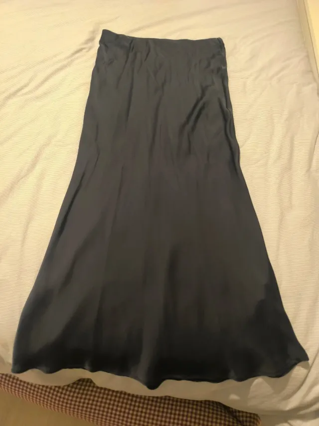 Falda satinada azul oscuro Talla M sin cremallera