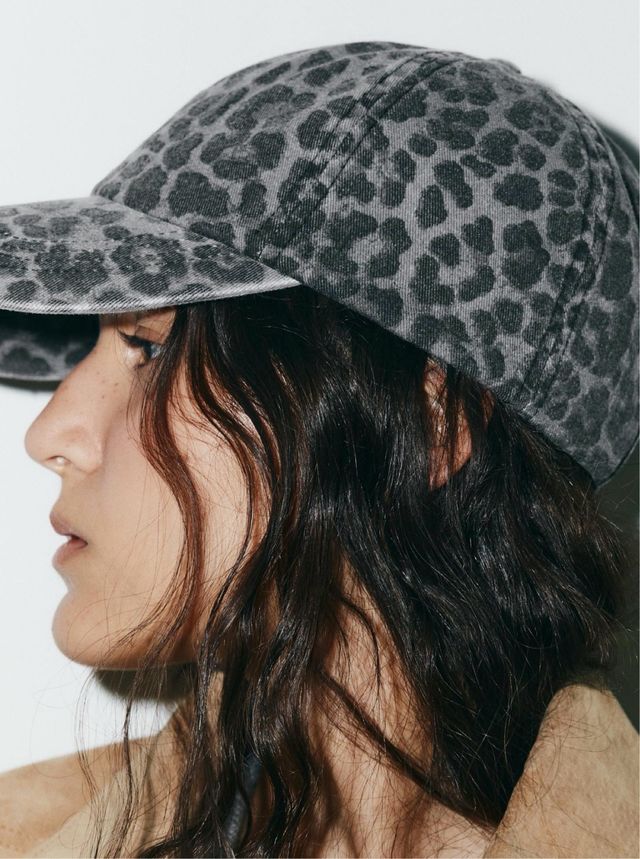 Visera Zara estampado leopardo