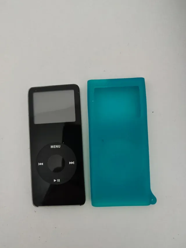 iPod Apple Negro y Funda Verde