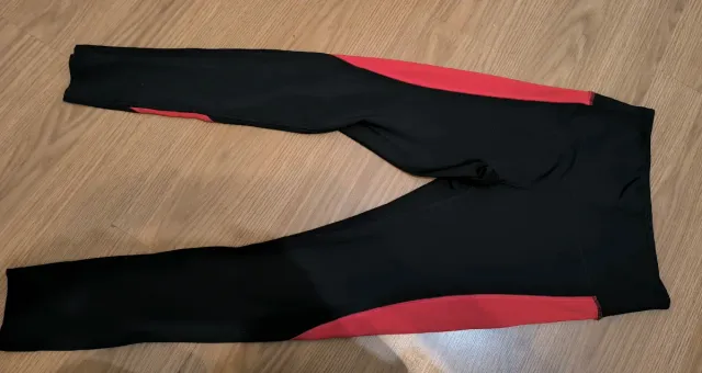 Leggings negros con detalle lateral rojo