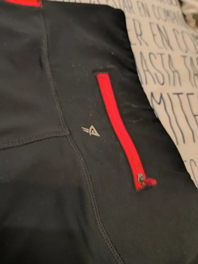 Leggings negros con detalle lateral rojo