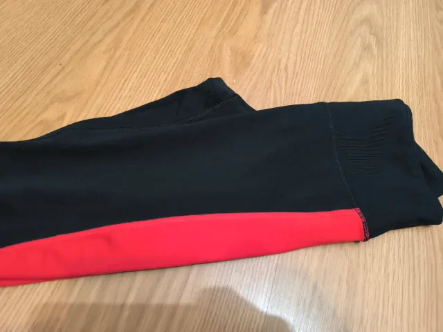 Leggings negros con detalle lateral rojo