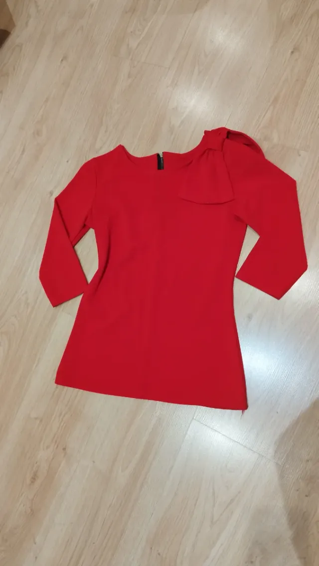 Camiseta roja con lazo