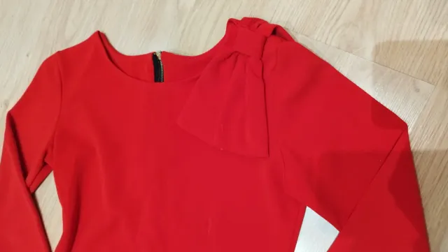 Camiseta roja con lazo