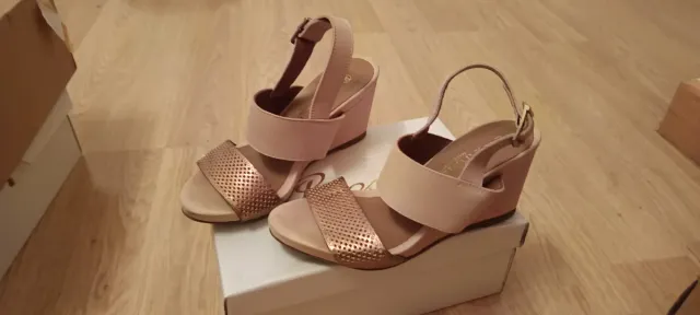 Cuñas de piel rosas seminuevas