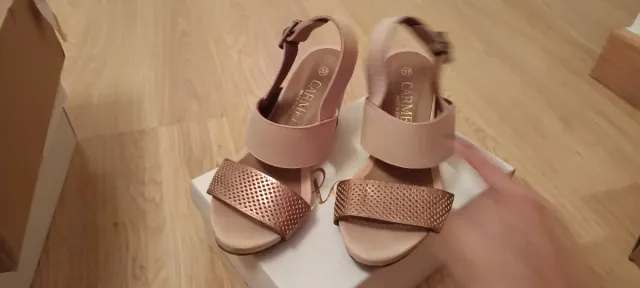 Cuñas de piel rosas seminuevas