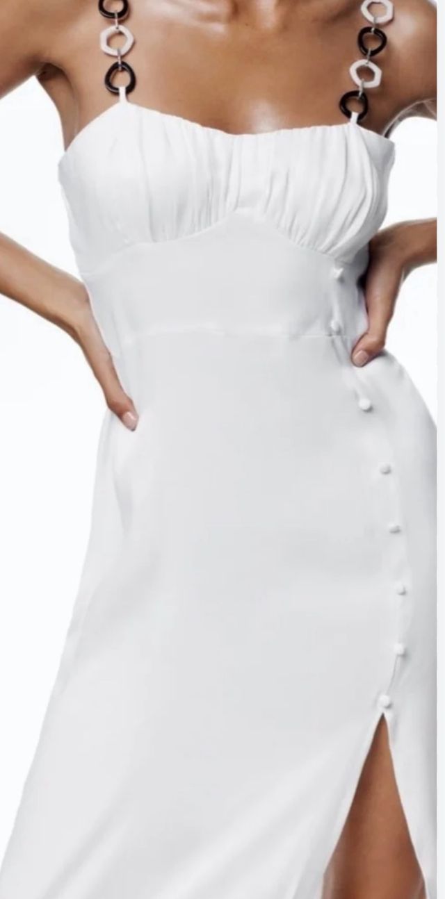 Vestido blanco con tirantes de anillas