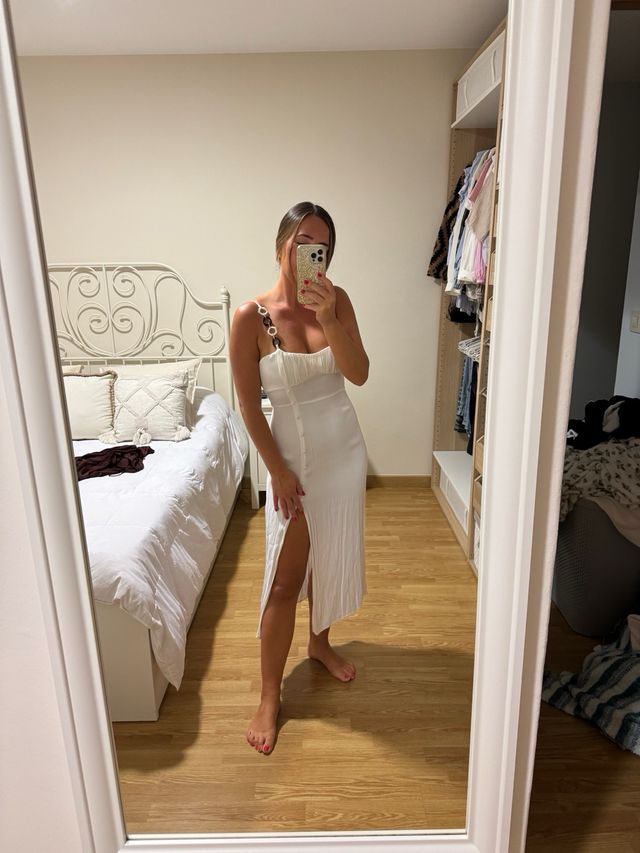 Vestido blanco con tirantes de anillas