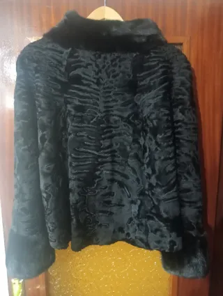 Elegante capa de señora negra