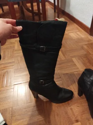 Botas altas de tacón negras