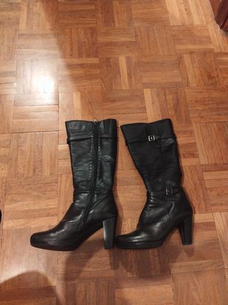 Botas altas de tacón negras