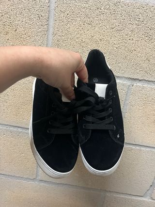 Zapatillas negras con plataforma blanca