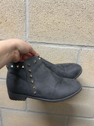 Botines grises con tachuelas doradas