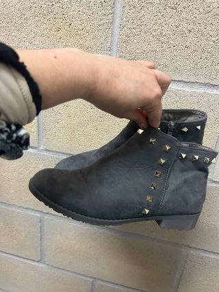 Botines grises con tachuelas doradas