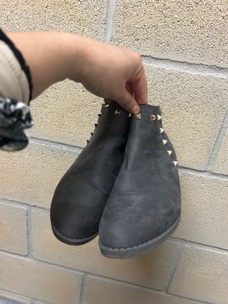 Botines grises con tachuelas doradas