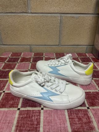 Zapatillas blancas con rayo azul