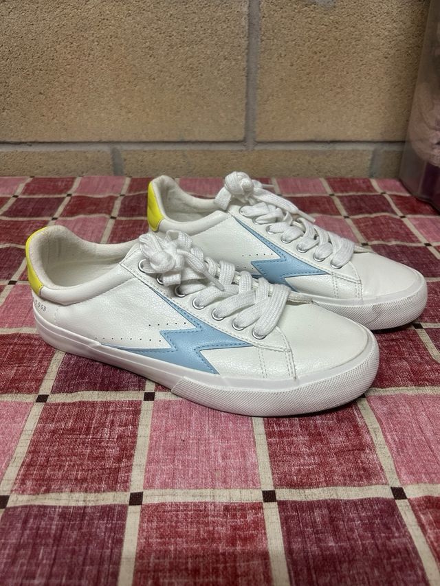 Zapatillas blancas con rayo azul