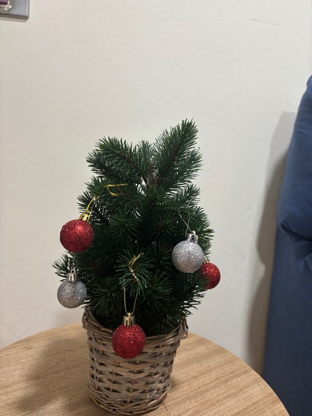 Árbol de Navidad con bolas brillantes