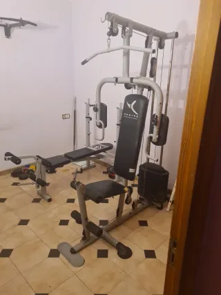 Máquina multiestación y banco de pesas