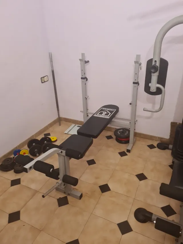 Máquina multiestación y banco de pesas