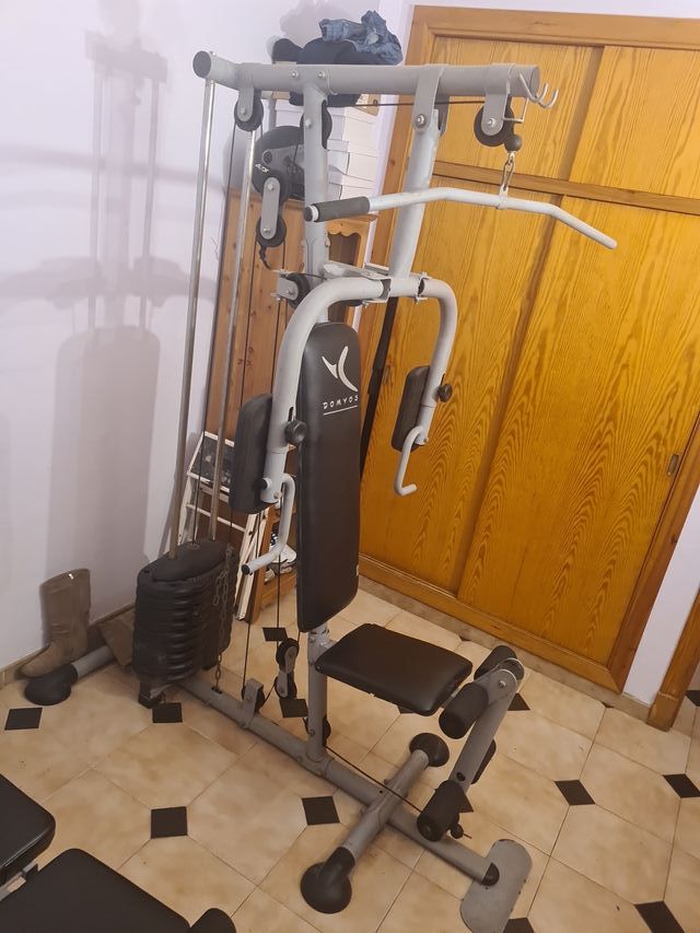 Máquina multiestación y banco de pesas