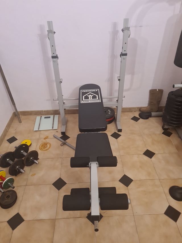 Máquina multiestación y banco de pesas