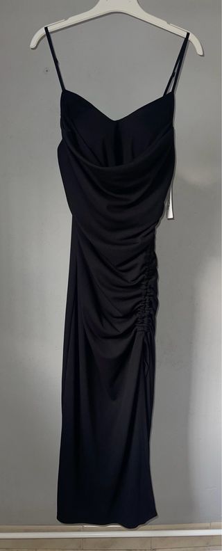 Vestido negro largo con drapeado