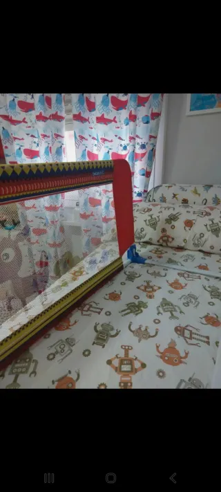 Due grandi barriere per lettino per bambini