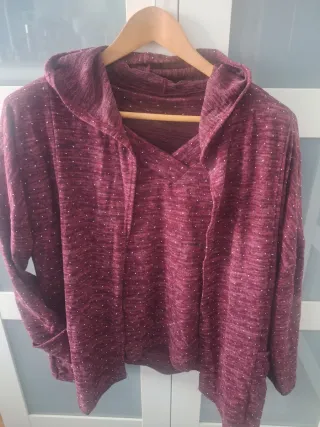 Jersey y chaqueta con capucha y detalles brillante