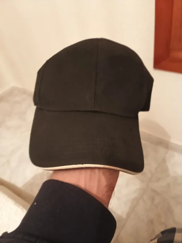 Gorra negra Bershka